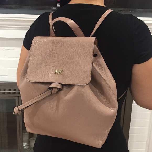 MICHAEL KORS JUNIE MD FLAP LEATHER BACKPACK 🎒 - Picture 2 of 7